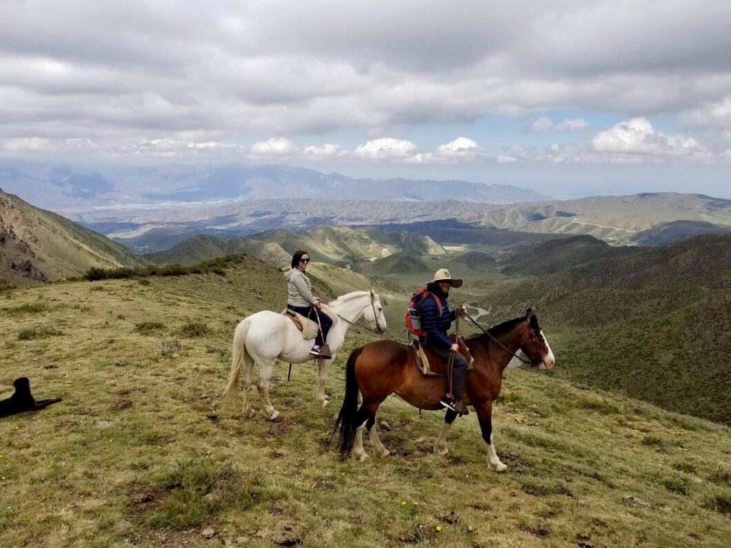 cabalgata al atardecer  entre viñedos y mendoza